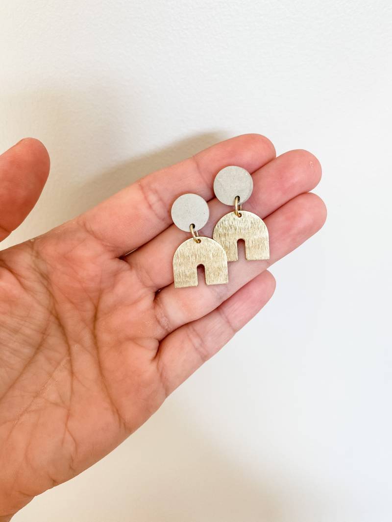 Beton Und Messing Ohrhänger | Betonschmuck Regenbogen Ohrringe Moderner Schmuck Hängeohrringe Schwarzer Freitag Beton Und Messing Ohrhänger | Betonschmuck Regenbogen Ohrringe Moderner Schmuck Hängeohrringe Schwarzer Freitag von MavenConcreteCo