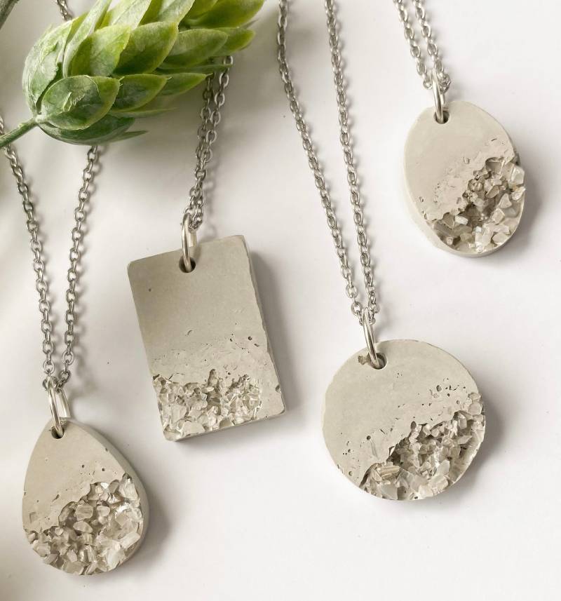 Crushed Mondstein Und Beton Halskette | Betonschmuck Moderner Schmuck Geburtstagsgeschenk Muttertags Geschenk Schwarzer Freitag von MavenConcreteCo