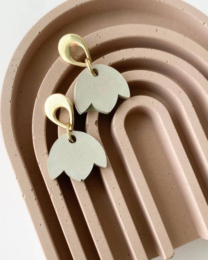 Tulpen Ohrringe | Betonschmuck Blumen Moderner Schmuck Hängeohrringe Beton Schwarzer Freitag von MavenConcreteCo