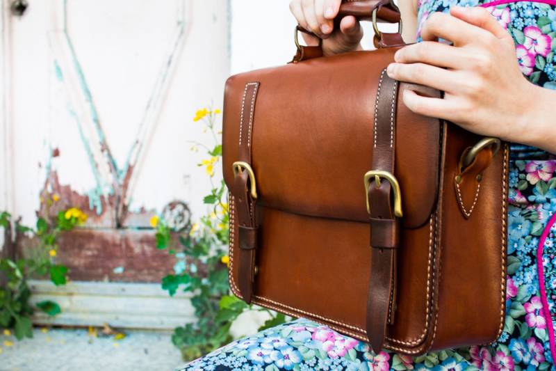 Maßgeschneiderte Messenger-Ledertasche, Laptoptasche, Vegetabil Gegerbtes Leder, Sattelstich, | Unisex von MaverickLeatherCraft