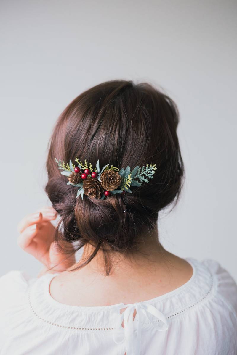 Winterhochzeit Haarteil Weihnachten Haarkamm Greenery Tannenzapfen Kopfschmuck Brauthaar Brautjungfern Haarkamm, Pine Boutonniere von MavkaFloralStudio