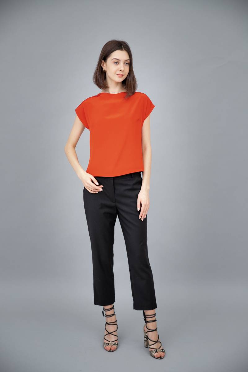 Red Silk Crepe Top Rundhals-Bluse Mit Geknöpftem Rücken Red Silk Crepe Top Rundhals-Bluse Mit Geknöpftem Rücken von MawelleSthlm