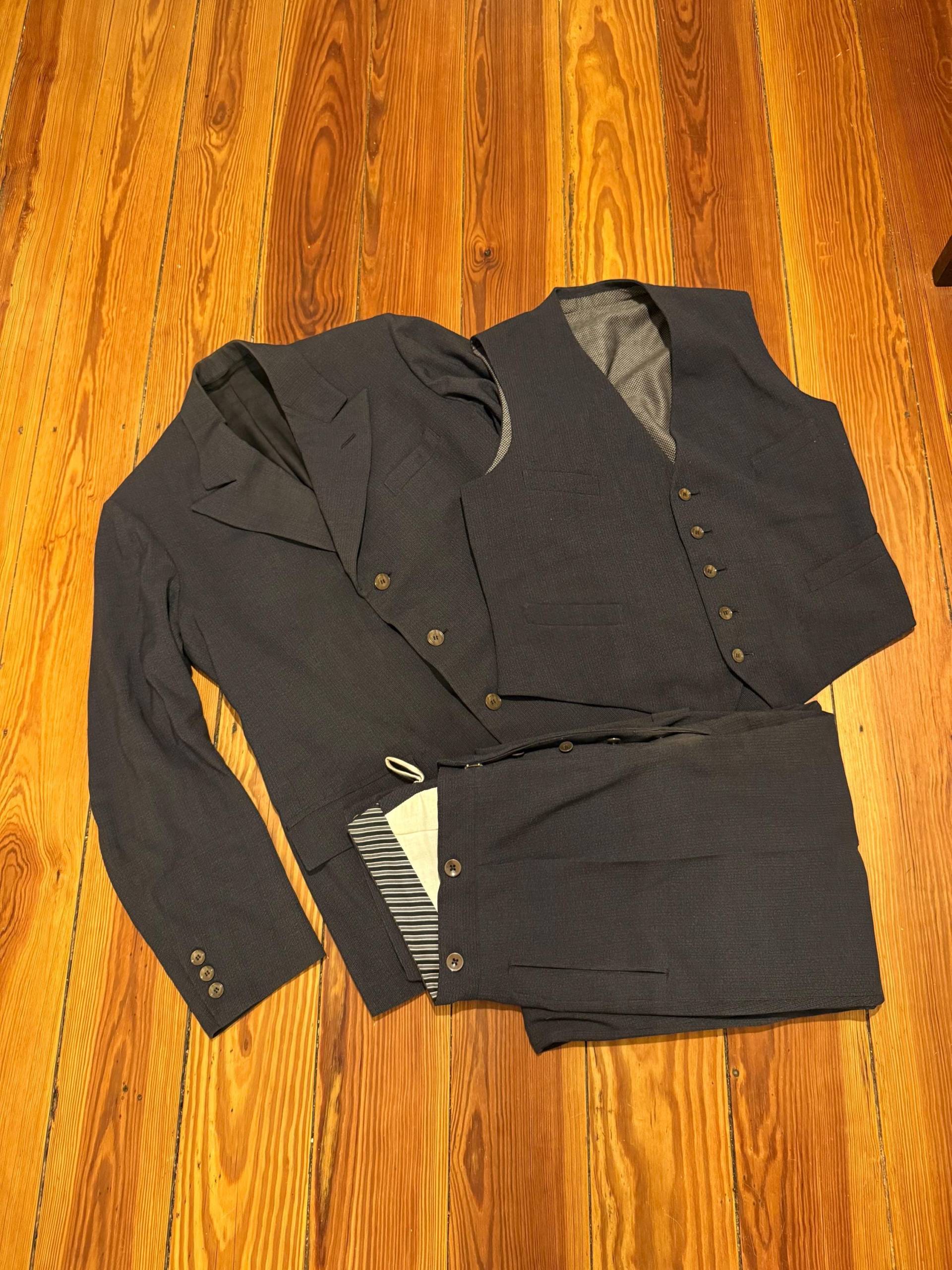 3 Piece Suit - Jacket With Waistcoat & Trousers 1920S/1930S Grey Nos 3 Piece Suit - Jacket With Waistcoat & Trousers 1920S/1930S Grey Nos von MaxErlerLeipzig