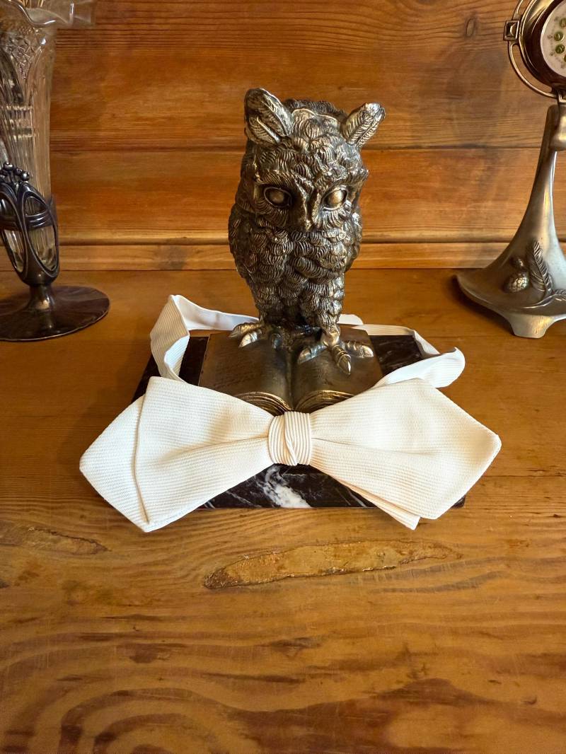 Victorian/Edwardian - White Bow Tie von MaxErlerLeipzig