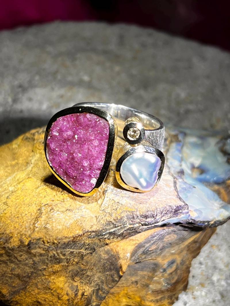Barock Pink Calcit Mit Perle Und Diamant Ring in Silber Vergoldeter Fassung von MaxGloriaOpal