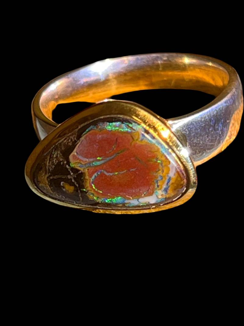 Boulder Natur Opal Queensland Ring in Silber Mit Goldplattierter Fassung von MaxGloriaOpal