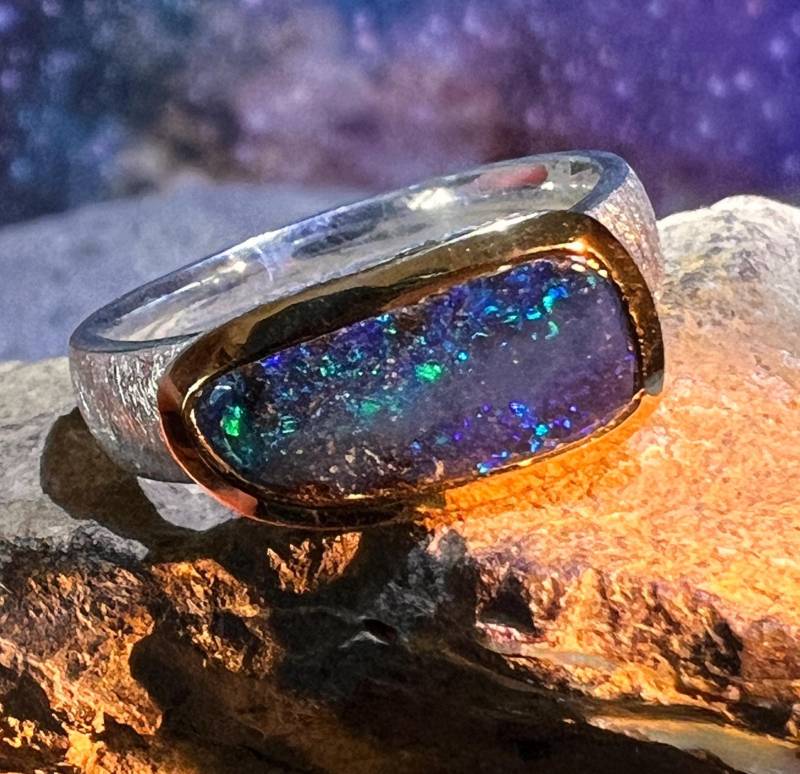 Boulder Opal Azurblitze Ring in Silber Mit Teilvergoldeter Fassung von MaxGloriaOpal