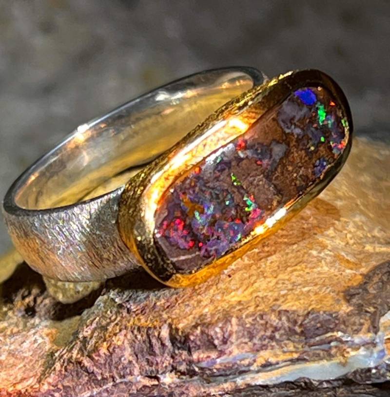 Boulder Opal Feuerblitze Ring in Silber Mit Vergoldeter Fassung von MaxGloriaOpal
