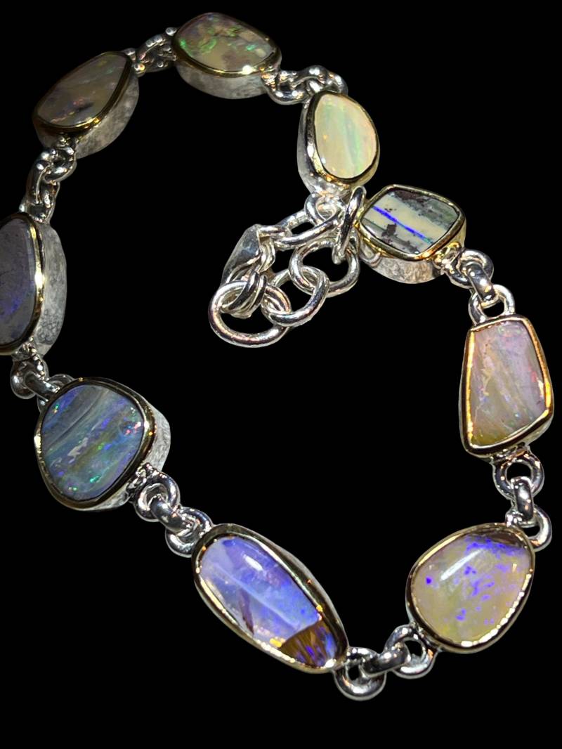 Boulder Opal Gliederarmband in Silber Mit Teilvergoldeter Fassung von MaxGloriaOpal