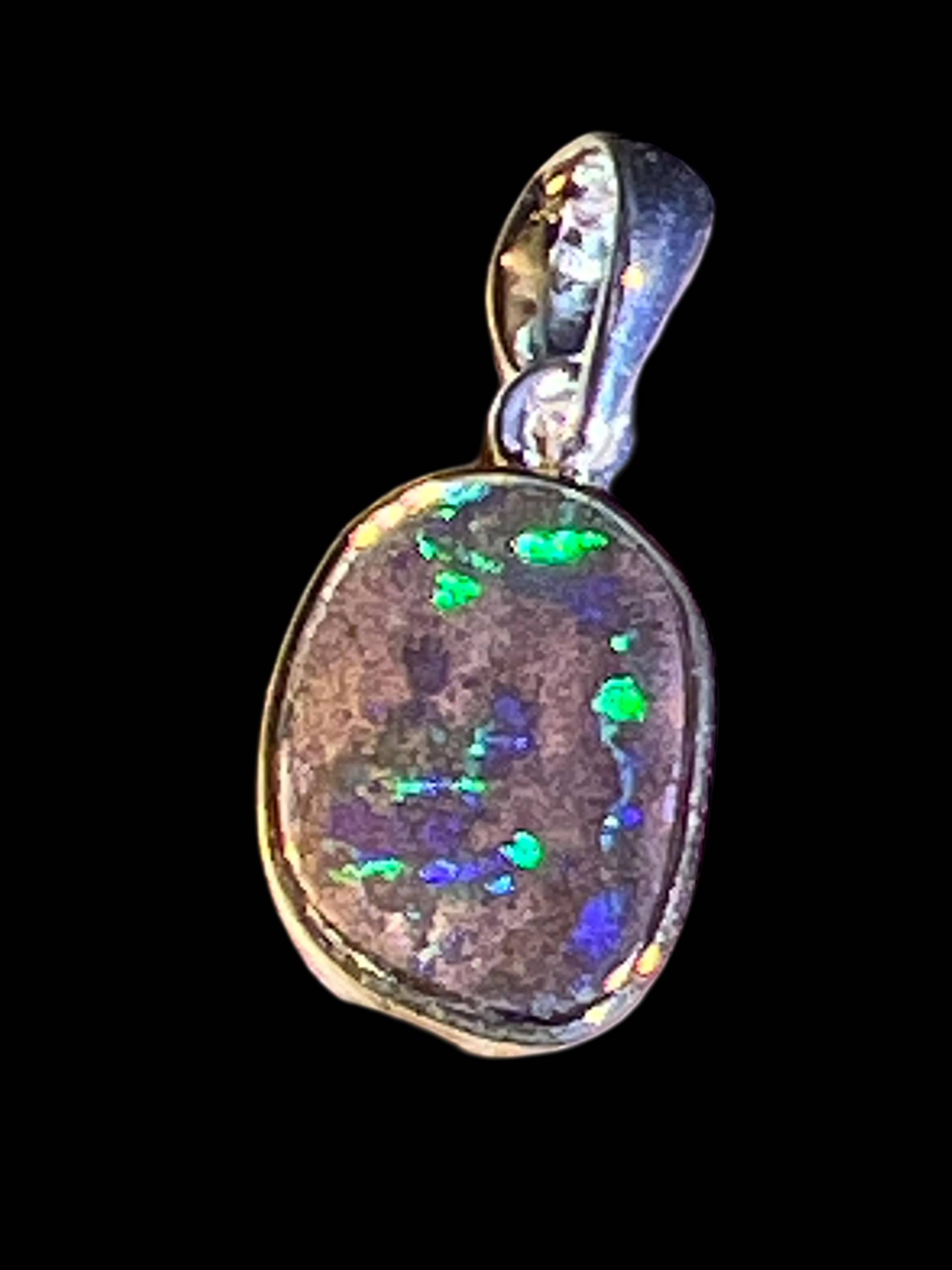 Boulder Opal Grüne Silvester Show Anhänger in Silber Teilvergoldet von MaxGloriaOpal
