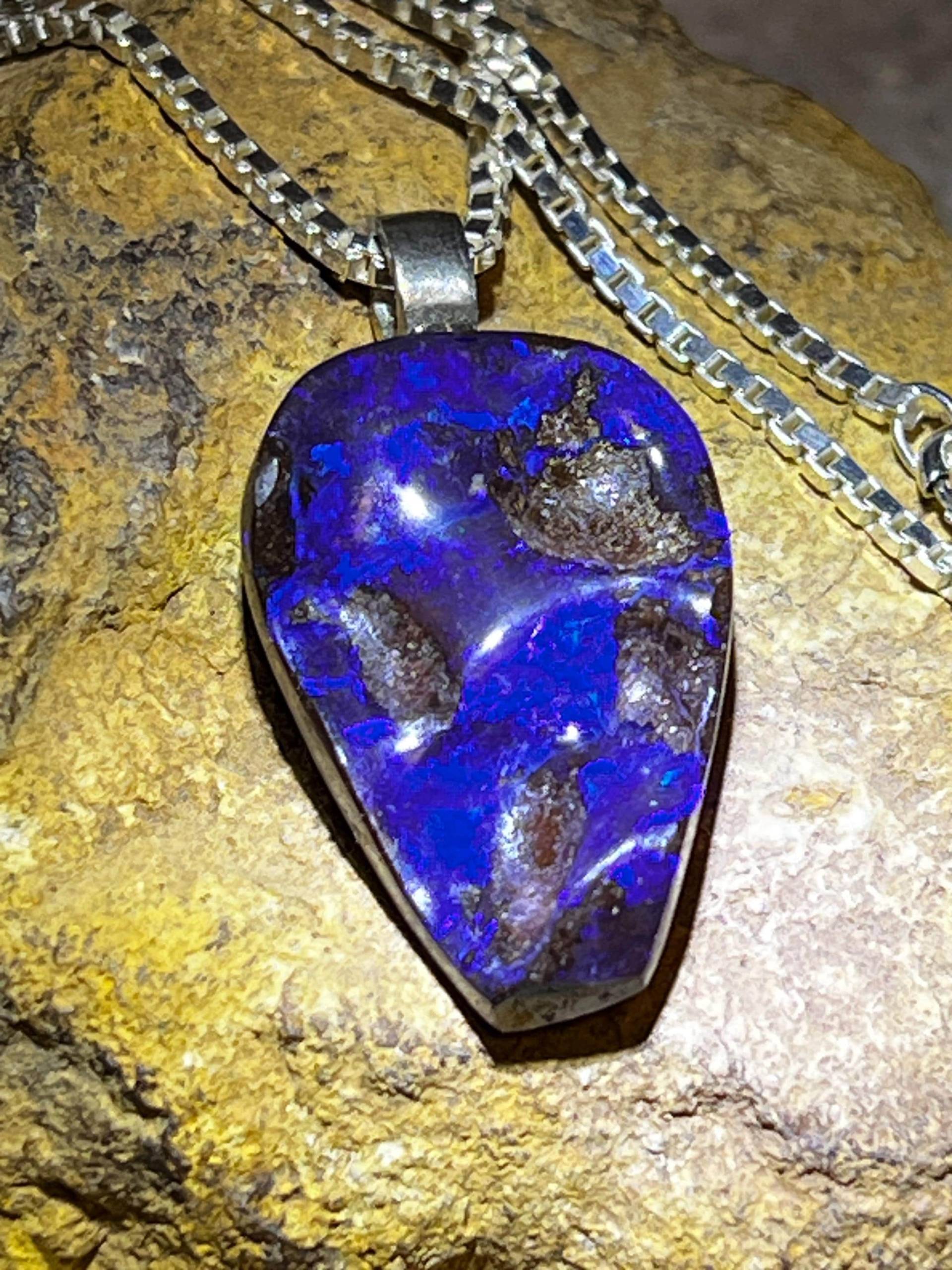 Boulder Opal Herz Blau Und Wild Kettenanhänger in Silber von MaxGloriaOpal