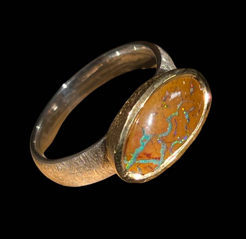 Boulder Opal Indigospur Und Harlekindesign Ring in Silber Mit Goldplattierter Fassung von MaxGloriaOpal