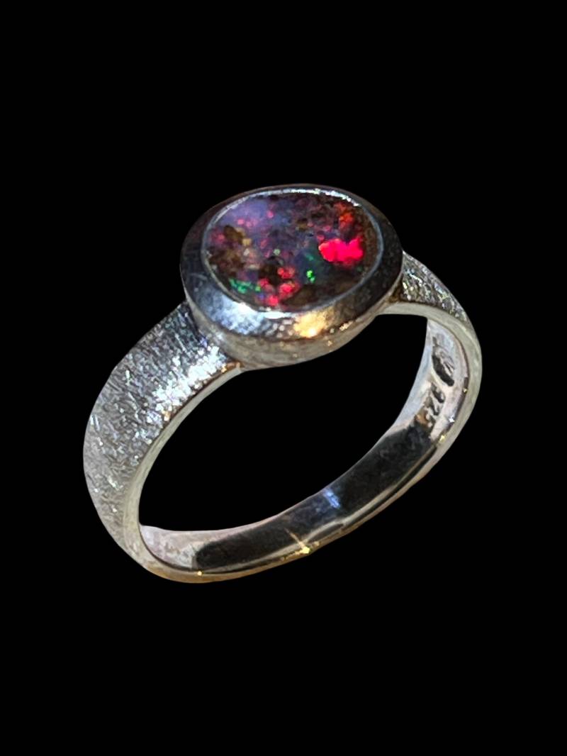 Boulder Opal Kleines Liebesspiel Ring in Silber von MaxGloriaOpal