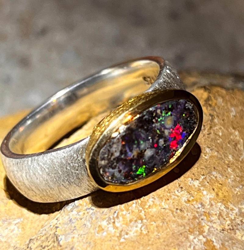 Boulder Opal Matrix Rot Kristall Ring in Silber Mit Vergoldeter Fassung von MaxGloriaOpal