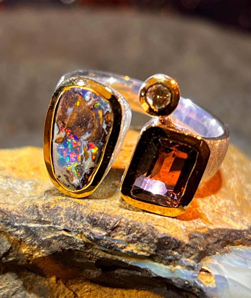 Boulder Opal Mit Turmalin Und Diamant Violett Garten Von Madagaskar Ring von MaxGloriaOpal
