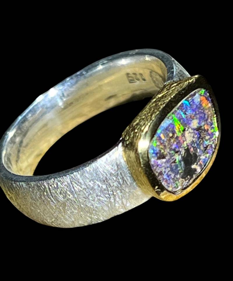 Boulder Opal Multicolor Gustav Klimt Ring in Silber Mit Vergoldeter Fassung von MaxGloriaOpal