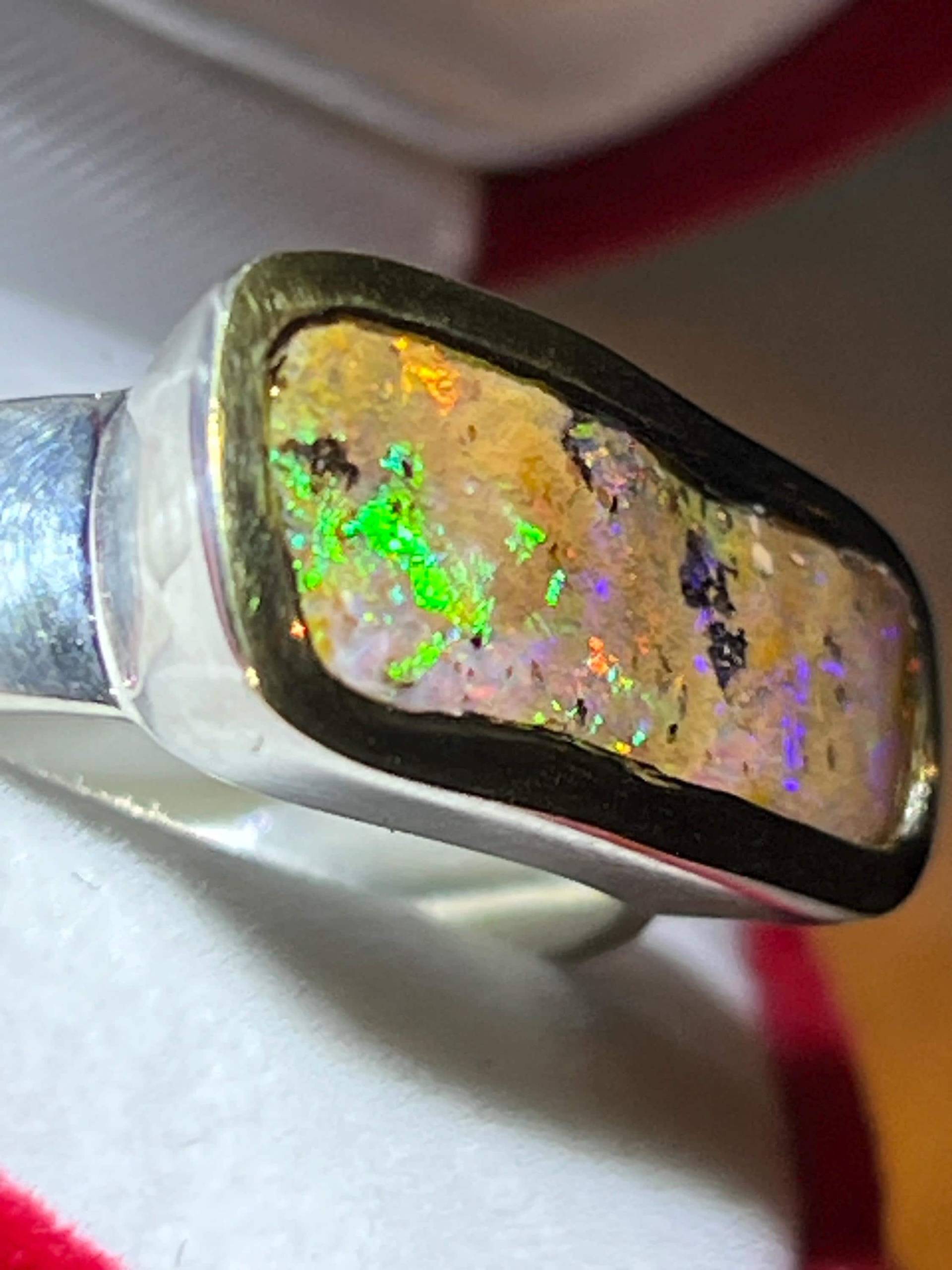 Boulder Opal Queensland Farbwunder Ring in Silber Mit Teilvergoldeter Fassung von MaxGloriaOpal