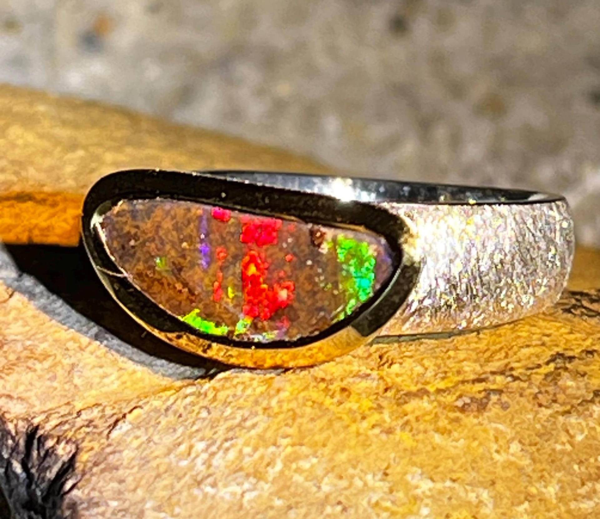 Boulder Opal Queensland Rote Blitze Ring in Silber Mit Teilvergoldeter Fassung von MaxGloriaOpal