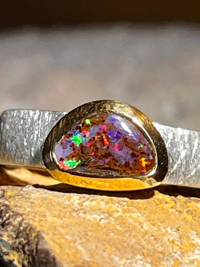 Boulder Opal Ring in Silber Mit Vergoldeter Fassung von MaxGloriaOpal