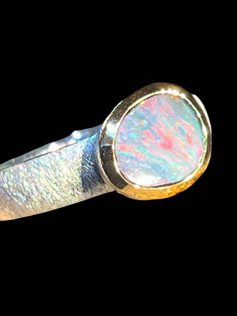Boulder Opal Roter Fächer Ring in Silber Mit Teilvergoldeter Fassung von MaxGloriaOpal