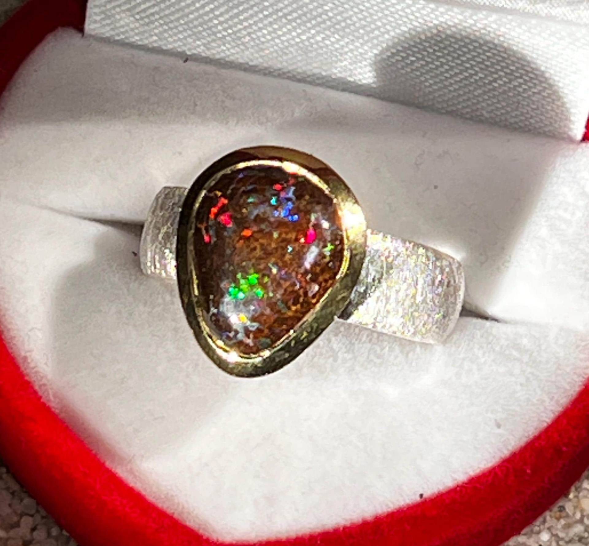 Boulder Opal Schwarze Kuppel Ring in Silber Mit Teilvergoldeter Fassung von MaxGloriaOpal