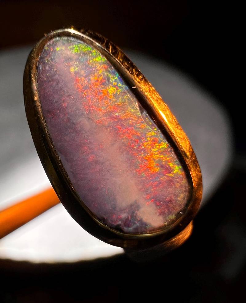 Boulder Opal Orient Design Ring in Silber Mit Vergoldeter Fassung von MaxGloriaOpal