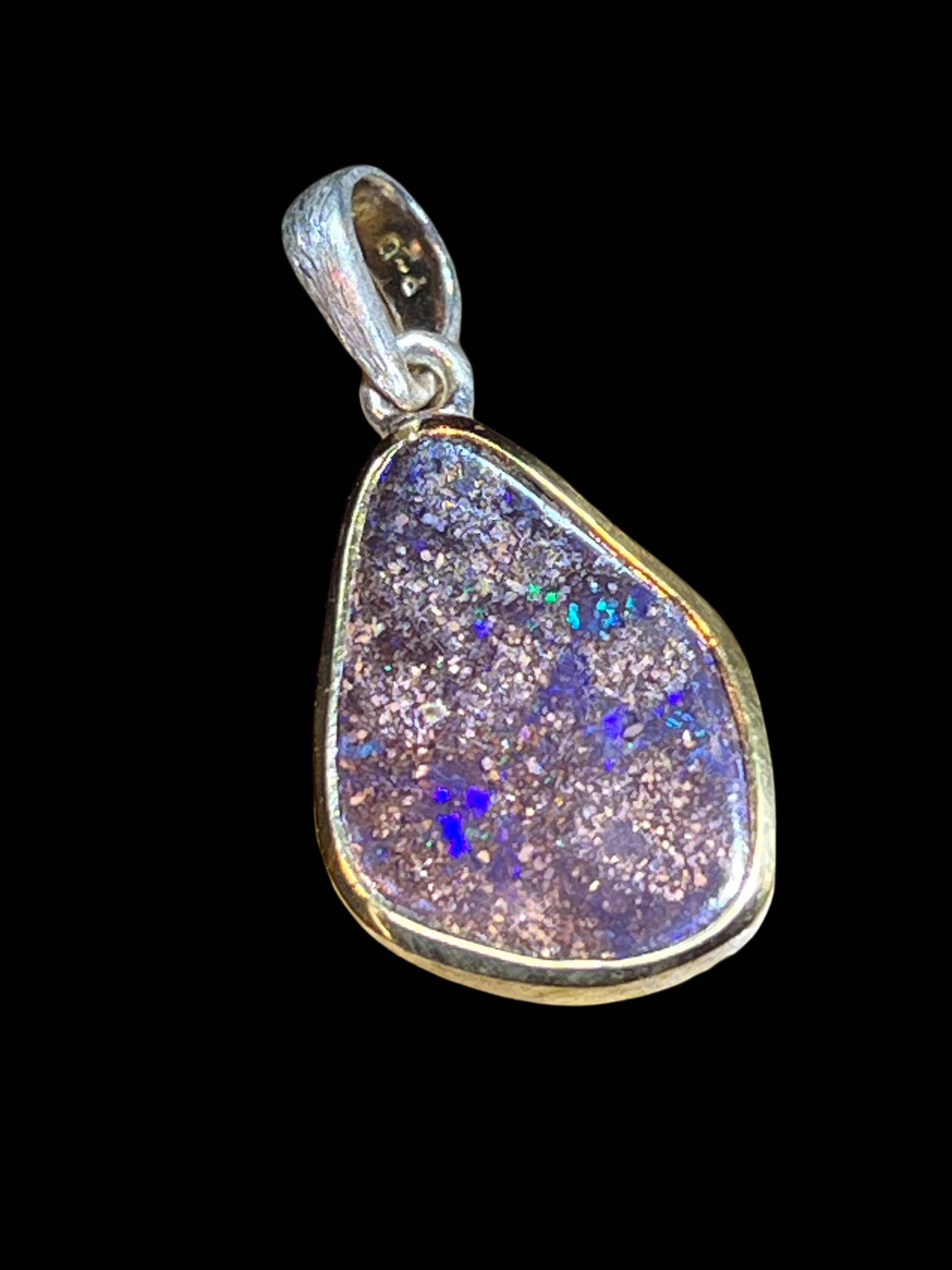 Boulder Opal Violett Grüne Funken Anhänger in Silber Teilvergoldet von MaxGloriaOpal