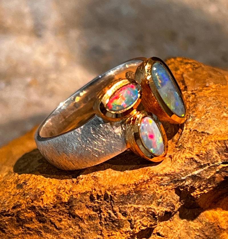 Drei Super Edelopale in Azur Und Pink Als Ring Silber Mit Vergoldeter Fassung von MaxGloriaOpal
