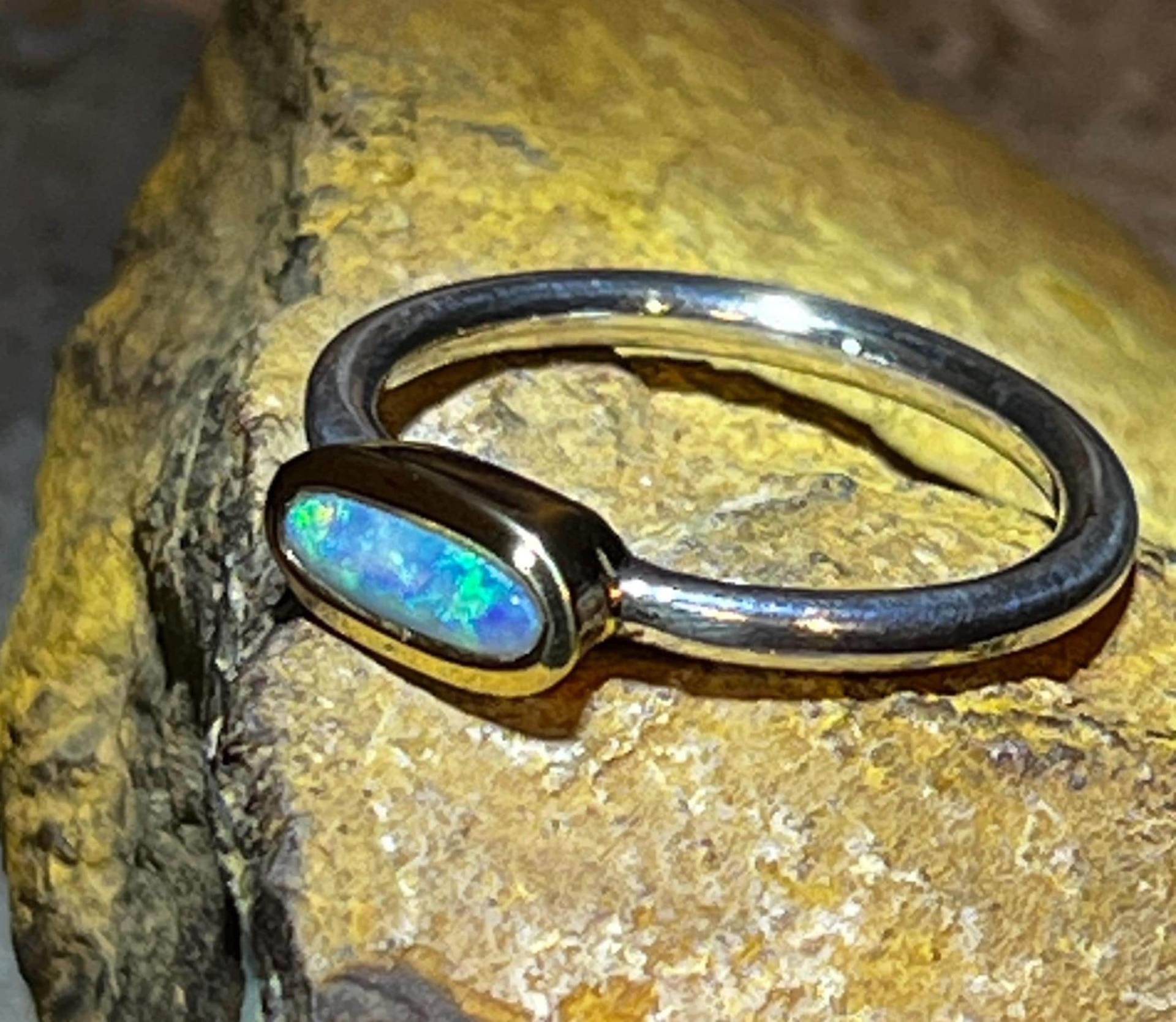 Edelopal Coober Pedy Minimalist Ring in Silber Mit Vergoldeter Fassung von MaxGloriaOpal