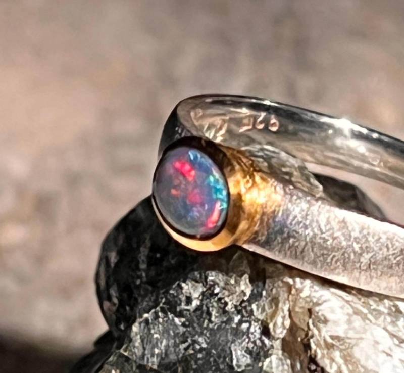 Edelopal Great Barrier Farbe Ring in Silber Mit Vergoldeter Fassung von MaxGloriaOpal
