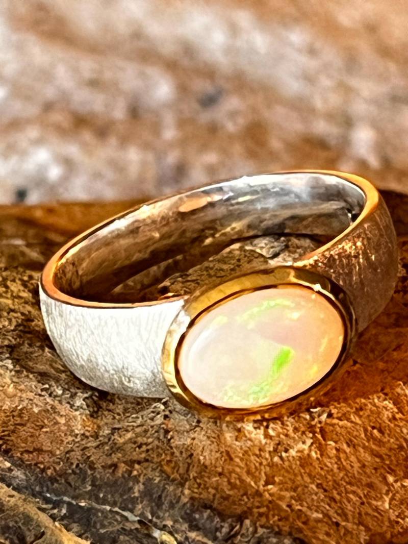 Edelopal Perlmutt Grün Ring in Silber Mit Vergoldeter Fassung von MaxGloriaOpal