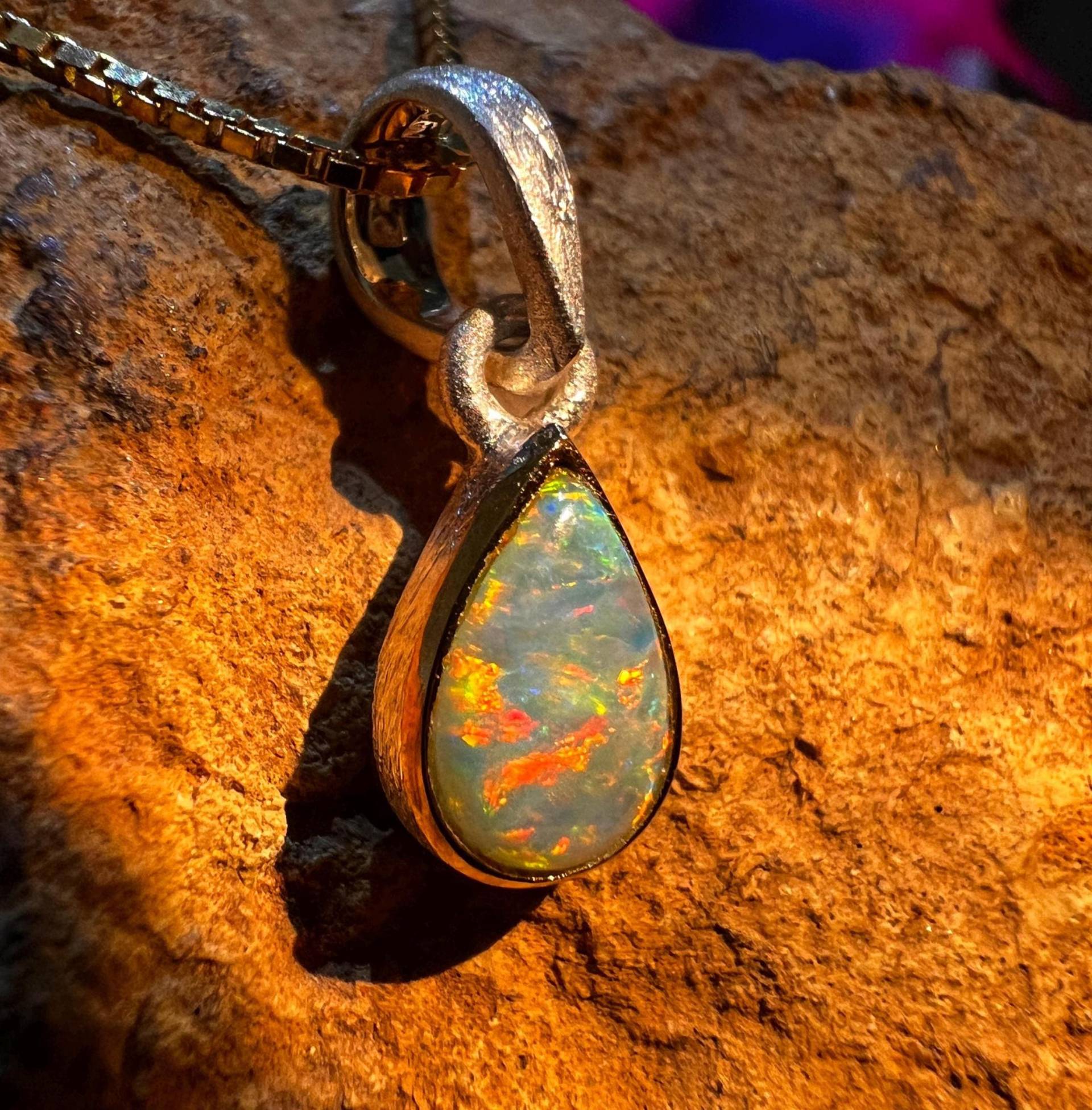 Edelopal Roter Tropfen Anhänger in Silber Teilvergoldet von MaxGloriaOpal