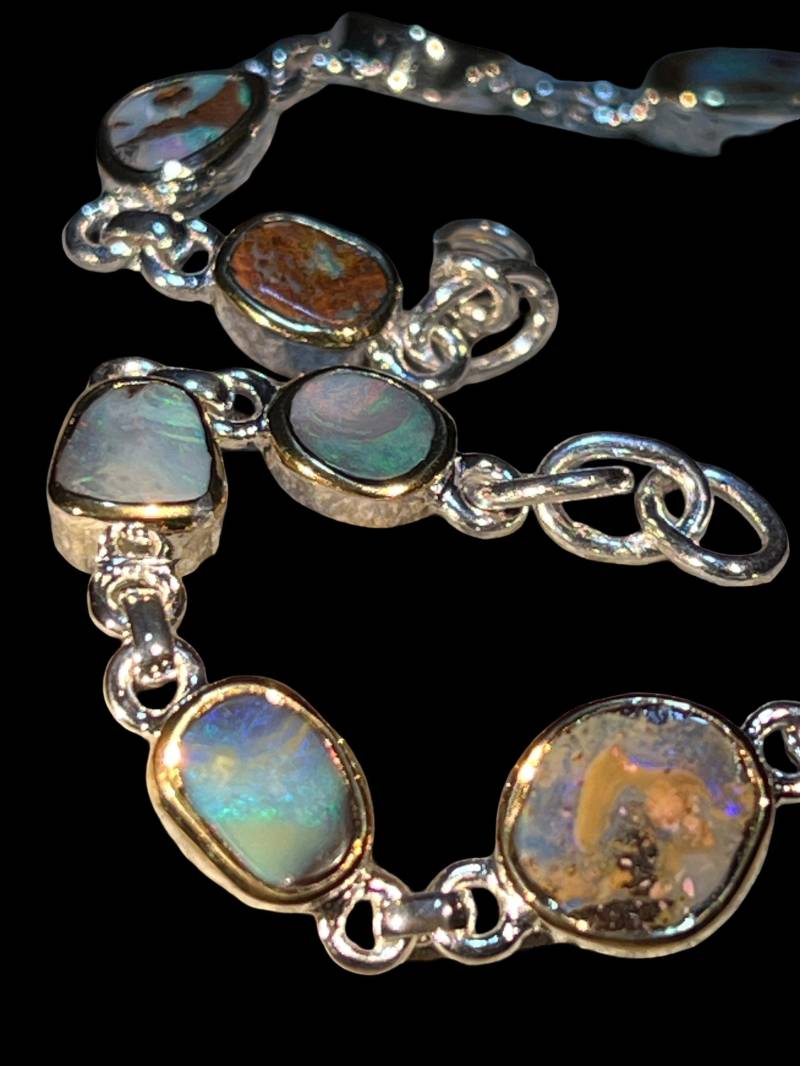 Elf Boulder Opale Gliederarmband in Silber Mit Teilvergoldeter Fassung von MaxGloriaOpal