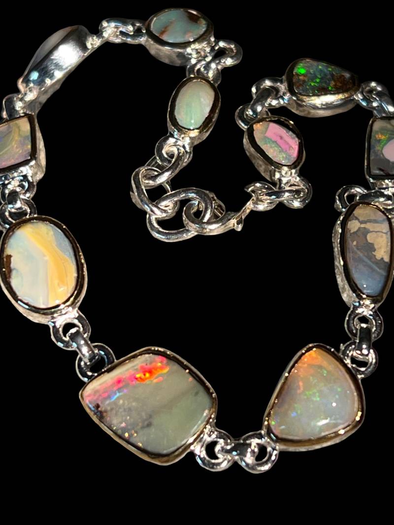 Elf Harlekin Boulder Opale Gliederarmband in Silber Mit Teilvergoldeter Fassung von MaxGloriaOpal