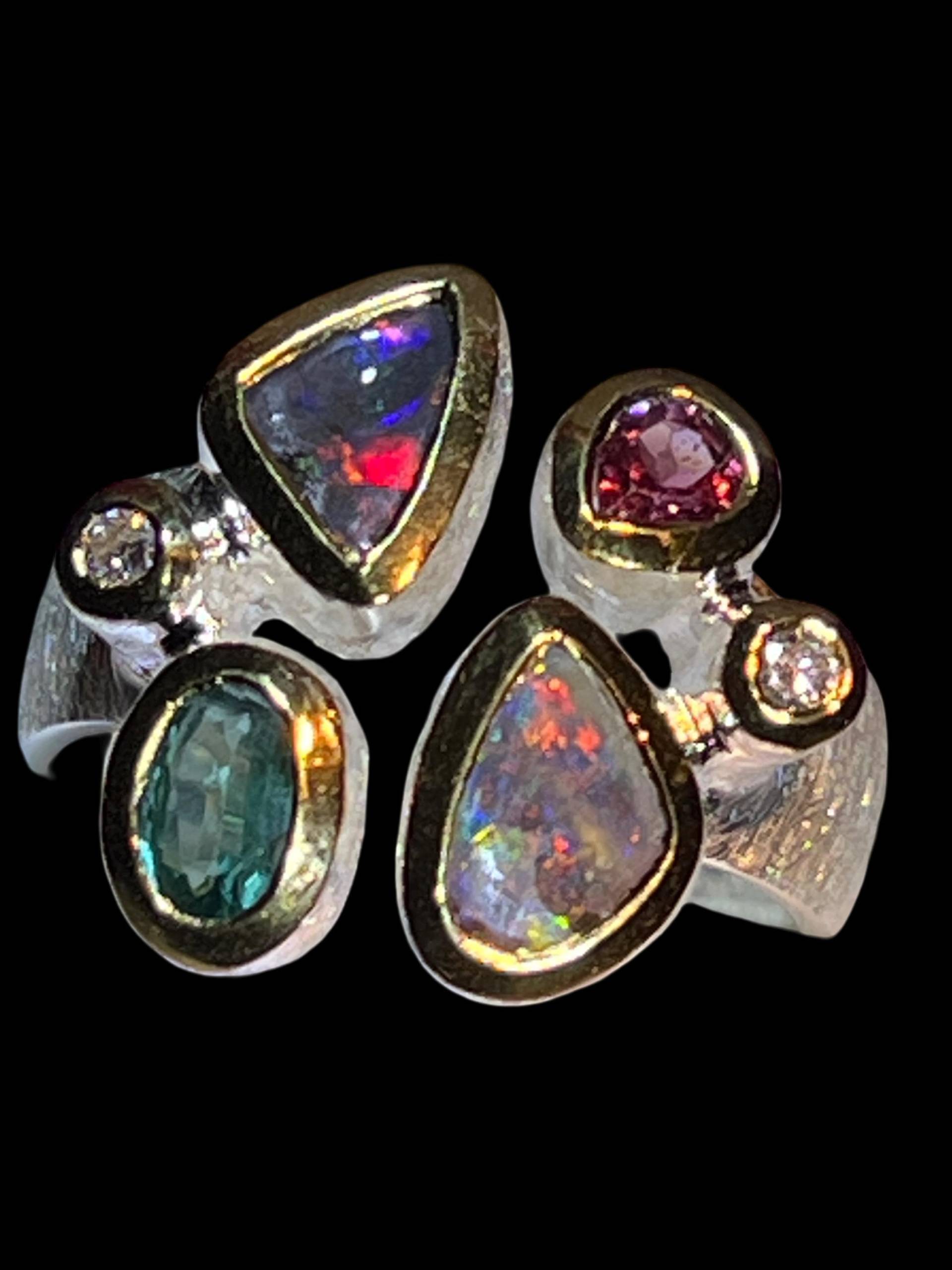 Gebrochenes Feuer Boulder Opal Mit Turmalin Und Rhodolith Ring in Silber Teilvergoldeter Fassung Gebrochenes Feuer Boulder Opal Mit Turmalin Und Rhodolith Ring in Silber Teilvergoldeter Fassung von MaxGloriaOpal