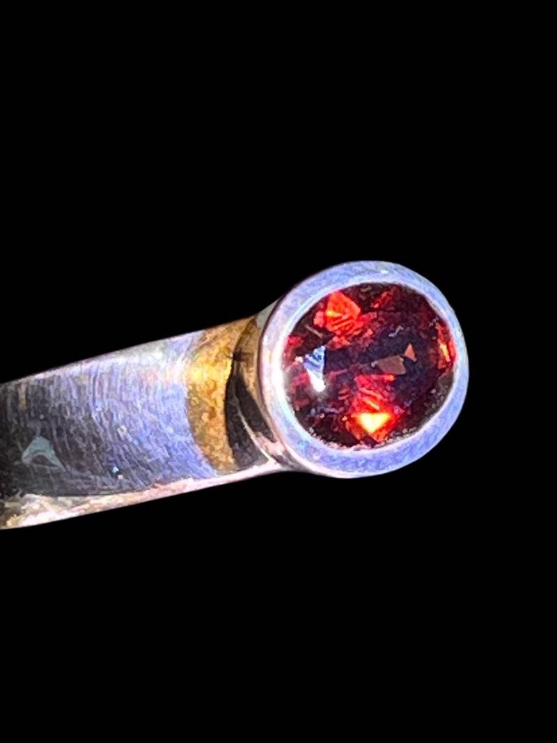 Granat Glutrot Goldschmiedering in Silber von MaxGloriaOpal