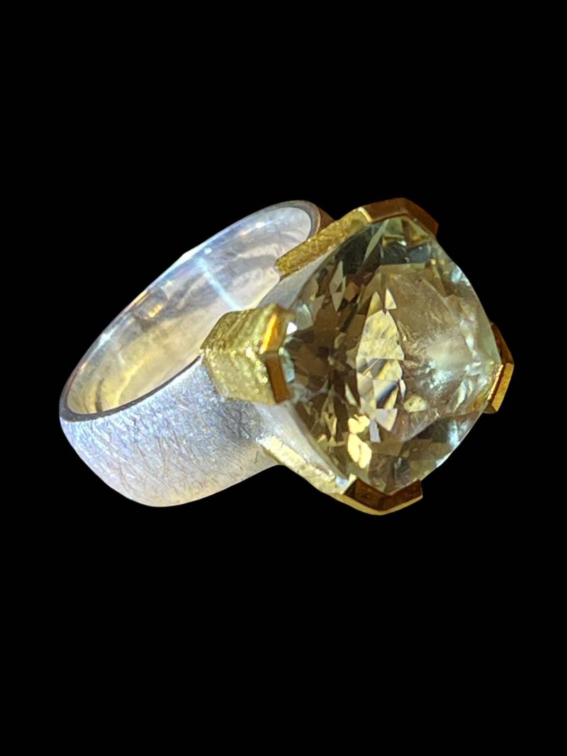 Grün Amethyst Facette Art Deco Ring in Silber Mit Vergoldeter Fassung von MaxGloriaOpal