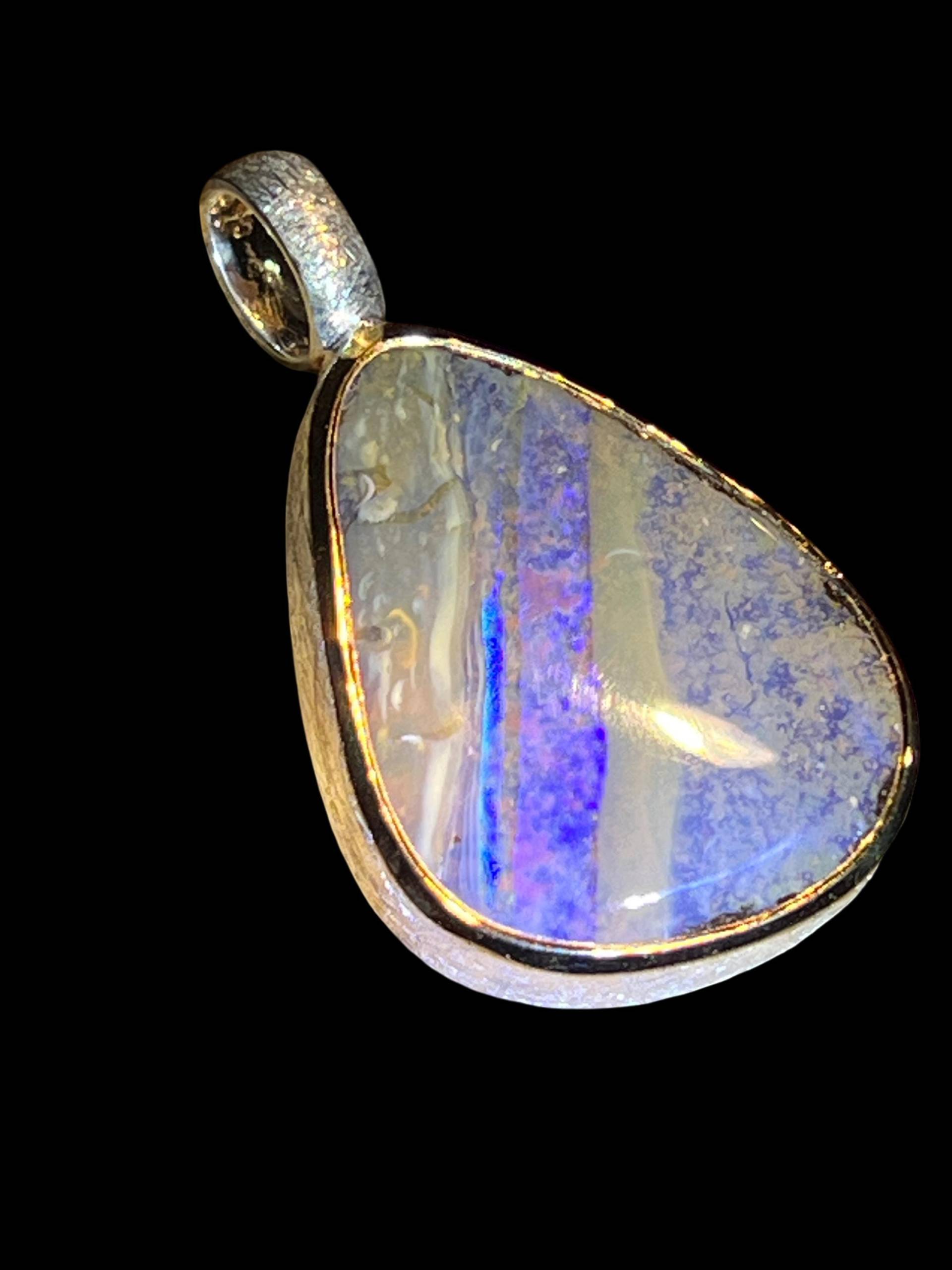 Imposant Violetter Boulder Opal Anhänger in Silber Teilvergoldet von MaxGloriaOpal