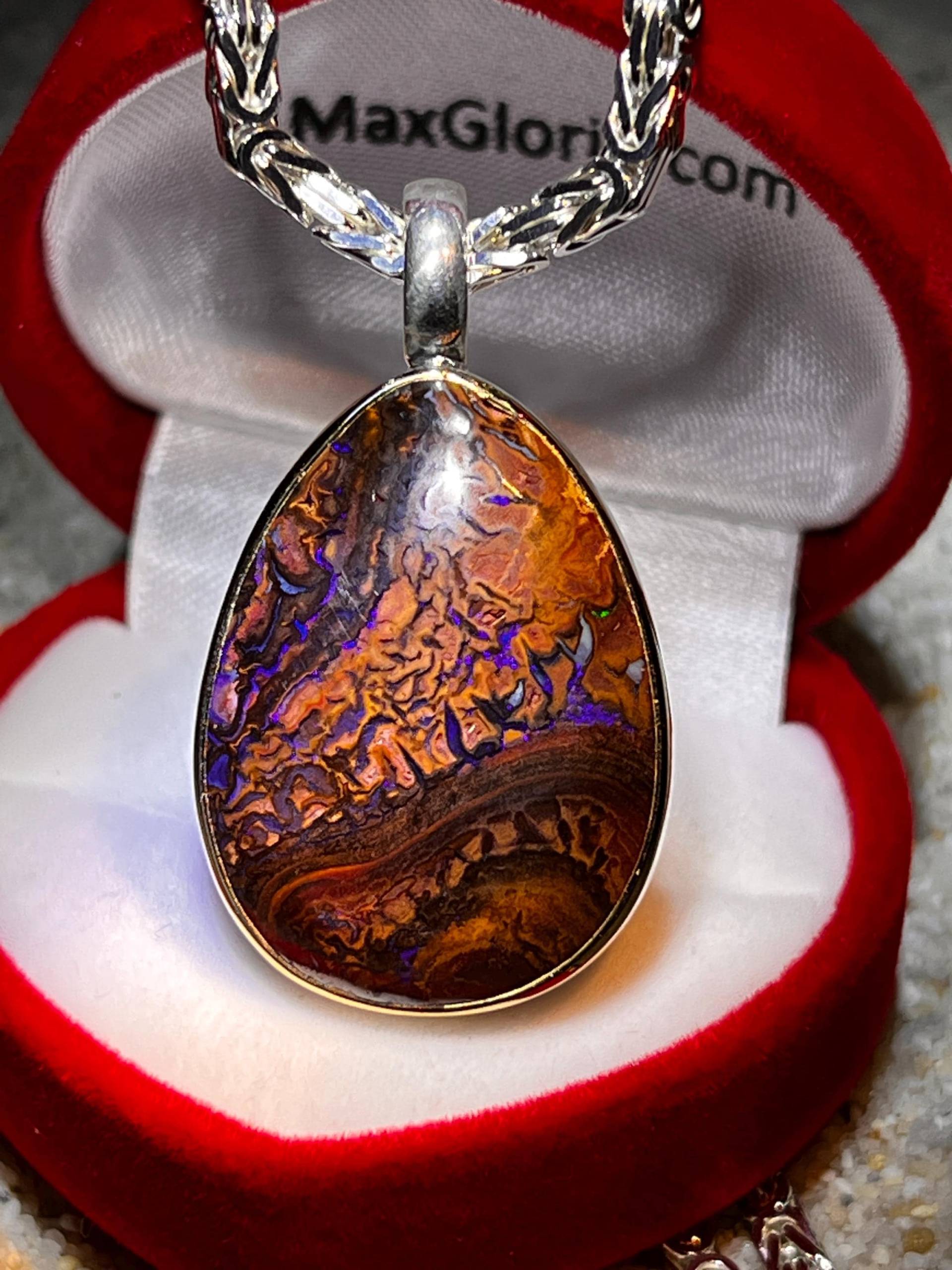 Indigo Blaue Spur Boulder Opal Anhänger in Silber Teilvergoldet Indigo Blaue Spur Boulder Opal Anhänger in Silber Teilvergoldet von MaxGloriaOpal
