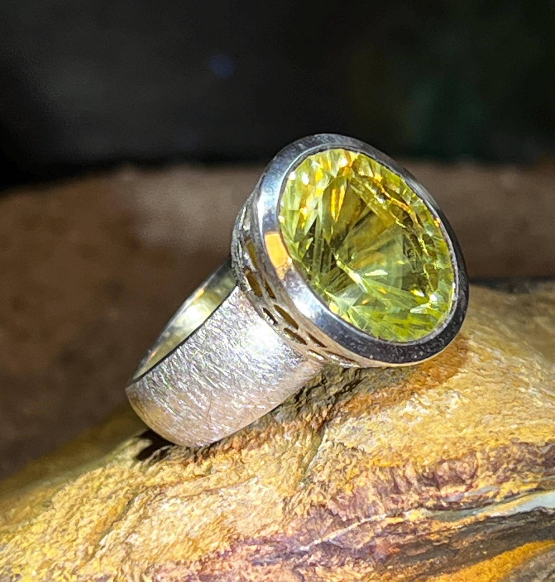 Lemon Quarz Im Sonnenschliff Ring in Silber von MaxGloriaOpal