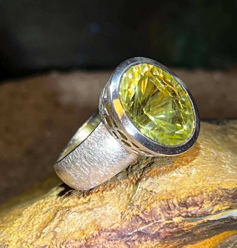 Lemon Quarz Im Sonnenschliff Ring in Silber von MaxGloriaOpal