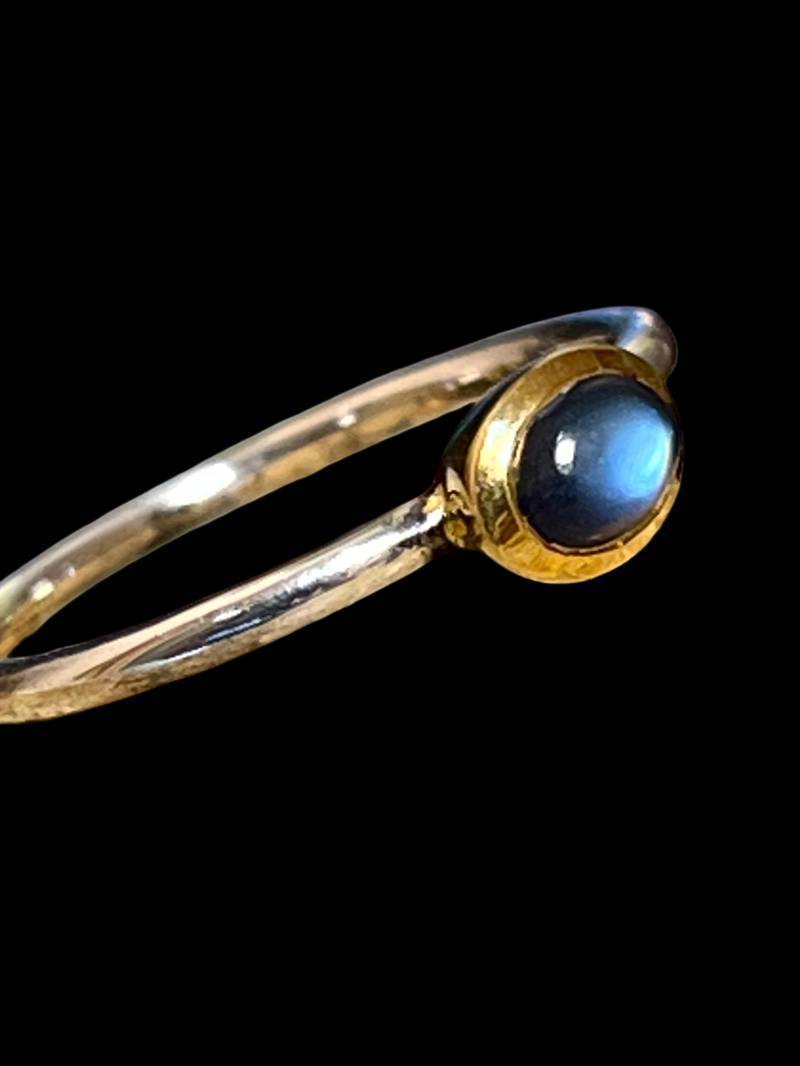 Mondstein Minimalist Ring in Silber Mit Vergoldeter Fassung von MaxGloriaOpal