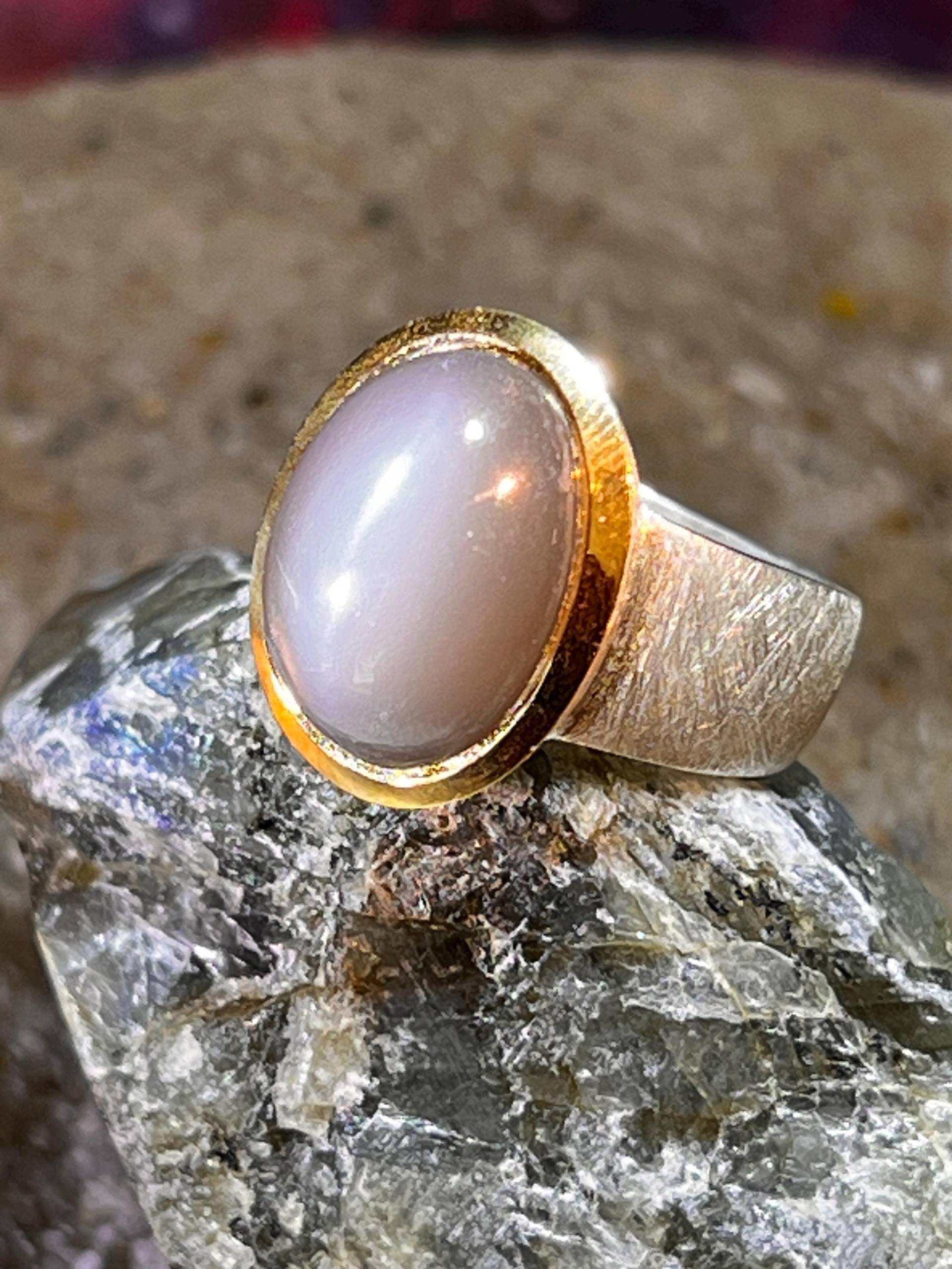 Mondstein Ring in Silber Mit Vergoldeter Fassung Mondstein Ring in Silber Mit Vergoldeter Fassung von MaxGloriaOpal