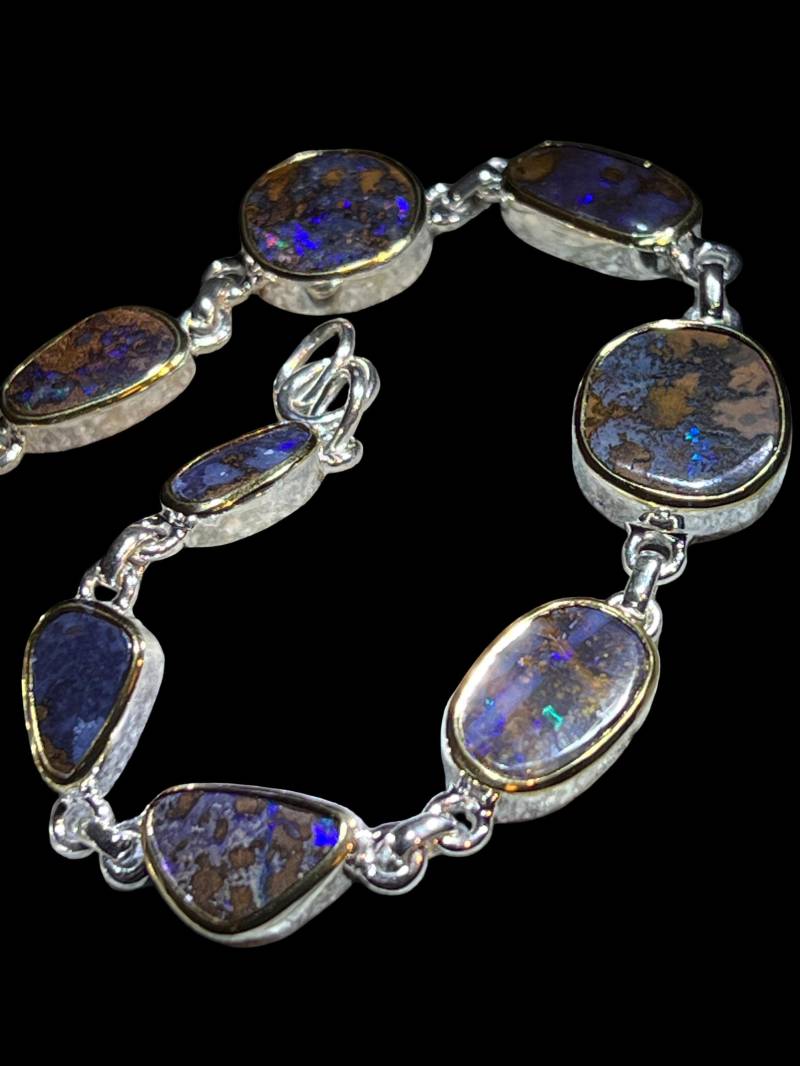 Neun Blaue Königinnen Boulder Opale Gliederarmband in Silber Mit Teilvergoldeter Fassung von MaxGloriaOpal