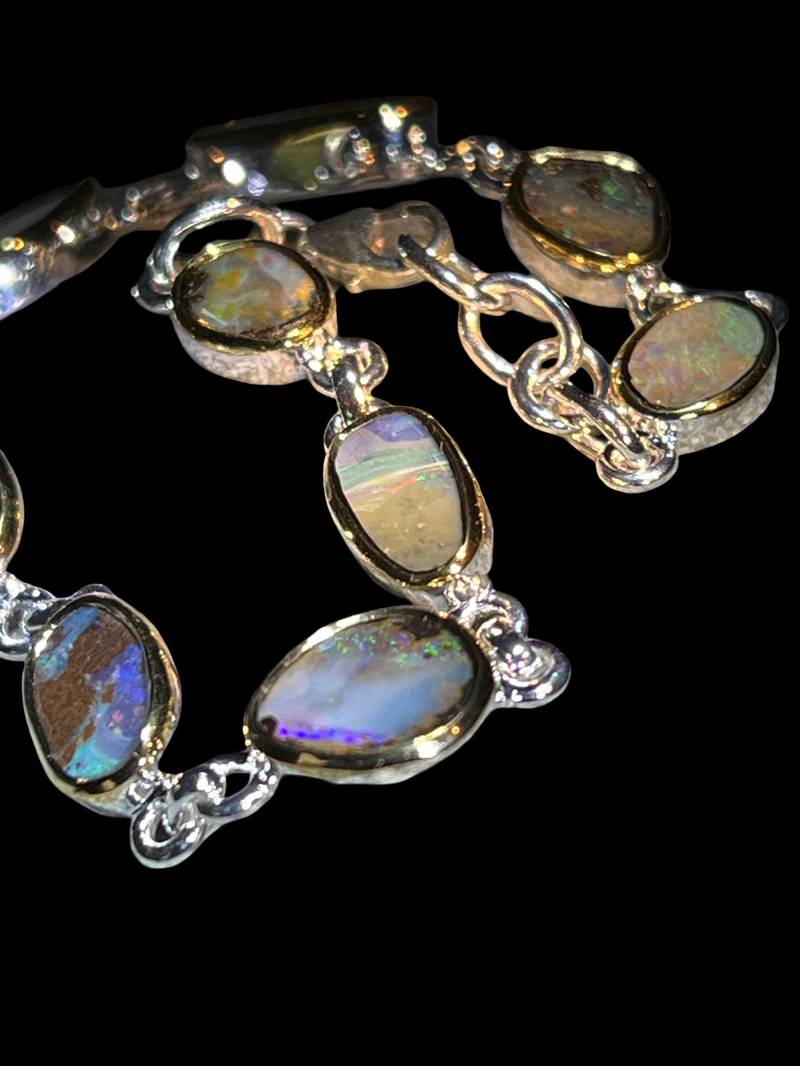 Neun Boulder Opale Antikbilder Gliederarmband in Silber Mit Teilvergoldeter Fassung von MaxGloriaOpal
