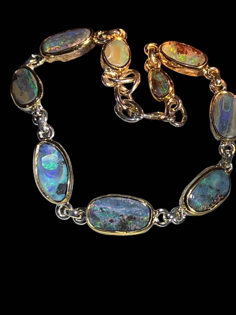 Neun Boulder Opale Gliederarmband in Silber Mit Teilvergoldeter Fassung von MaxGloriaOpal