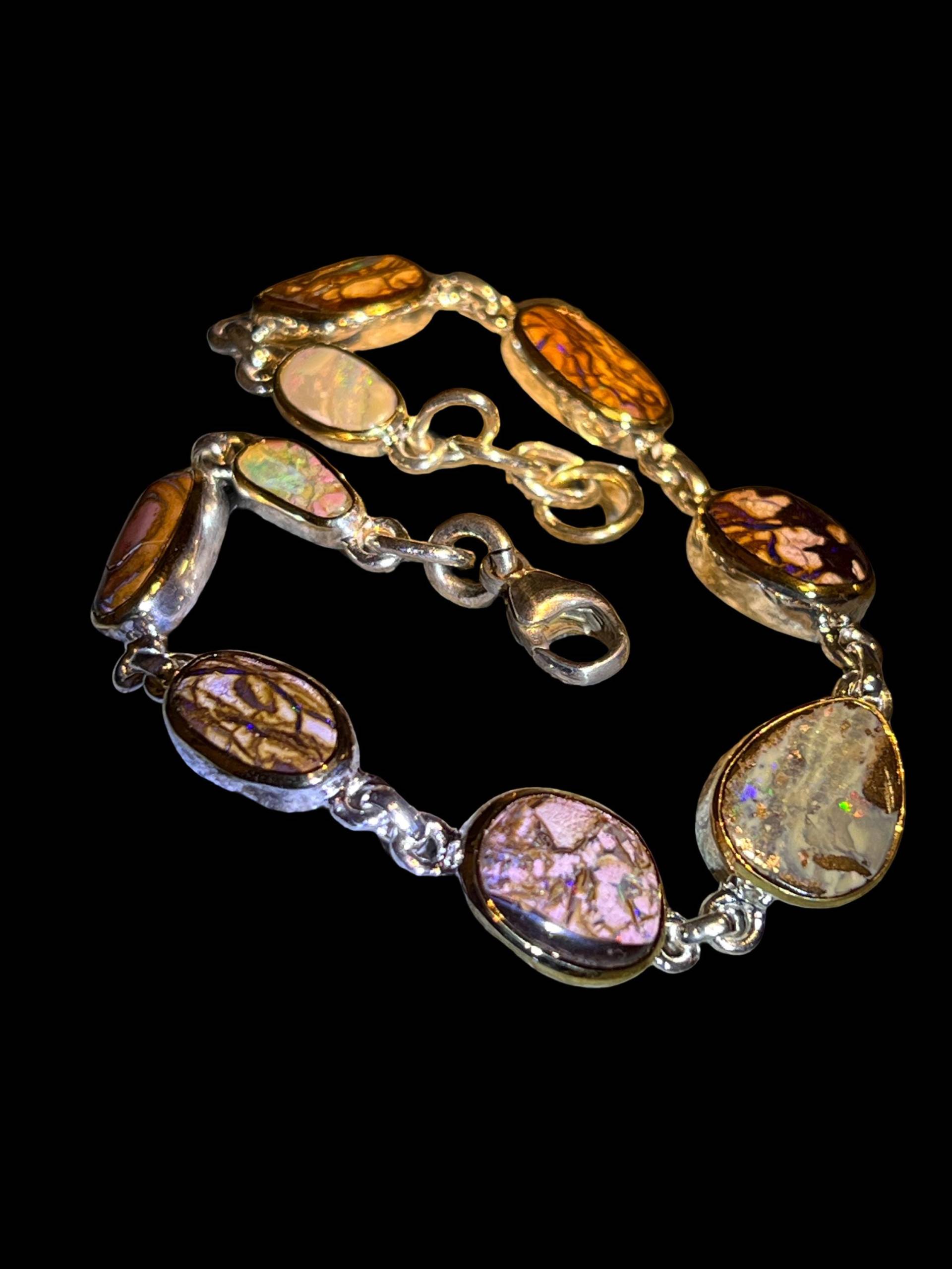 Neun Queensland Boulder Opale Gliederarmband in Silber Mit Teilvergoldeter Fassung von MaxGloriaOpal