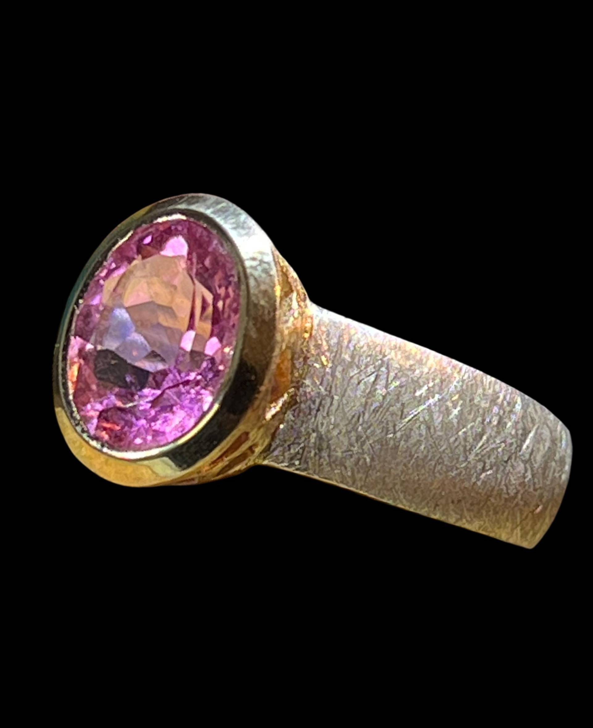 Pink Turmalin Ring in Silber Mit Vergoldeter Fassung von MaxGloriaOpal