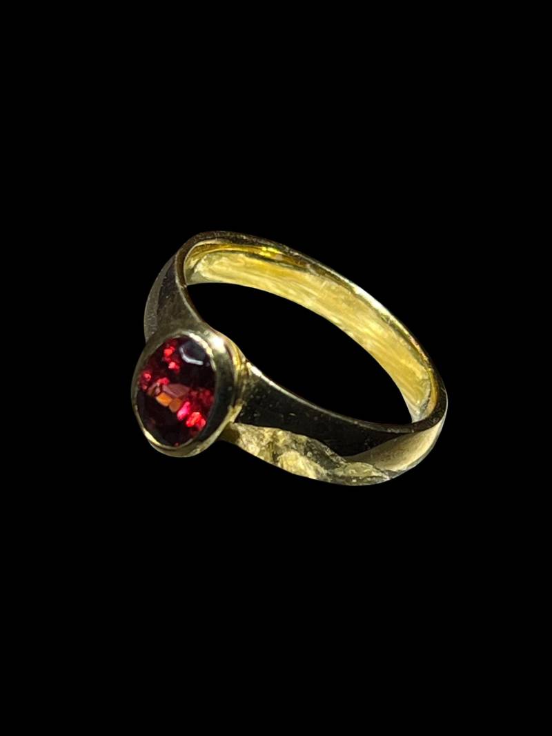 Roter Granat Ring in Gold von MaxGloriaOpal