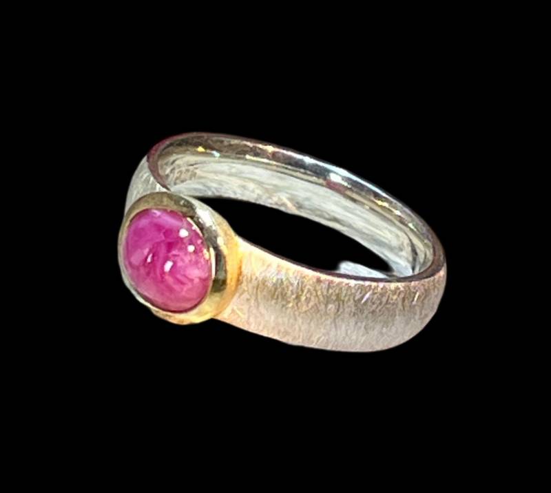 Rubin 1, 5Ct Ring in Silber Mit Vergoldeter Fassung von MaxGloriaOpal